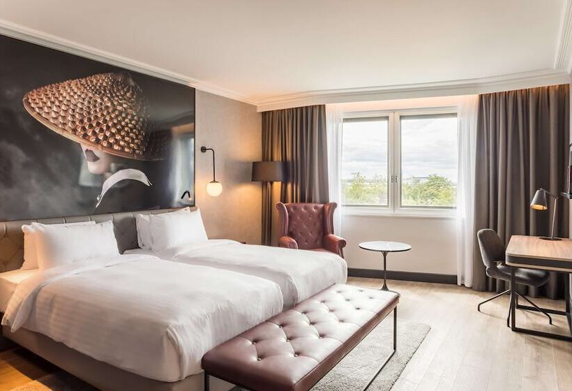 Family Room, Radisson Red  London Heathrow