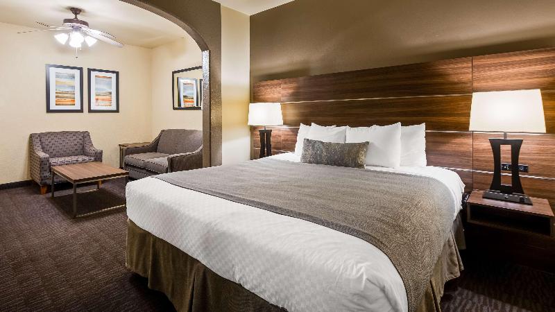 מיטת קינג בסוויטה, Best Western Plus Hill Country Suites   San Antonio