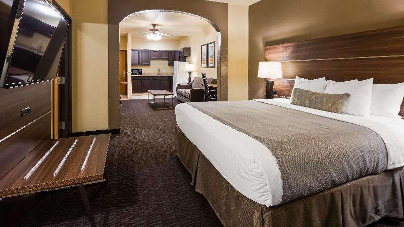 מיטת קינג בסוויטה, Best Western Plus Hill Country Suites   San Antonio