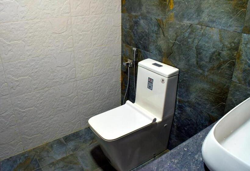 Трехместный Номер Deluxe, Monarch Residence