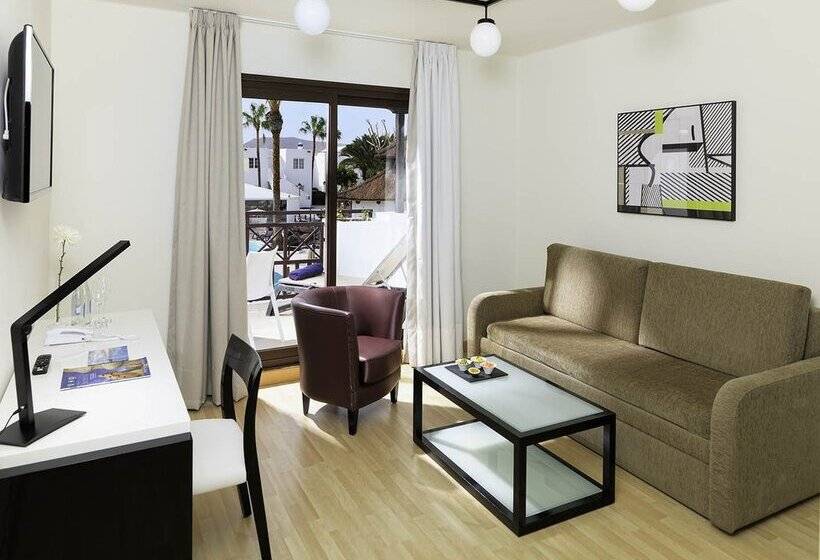 سوییت با چشم‌انداز استخر, H10 White Suites