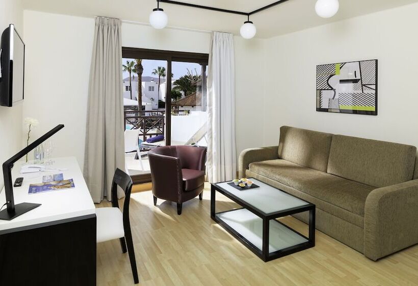 سوییت با چشم‌انداز استخر, H10 White Suites