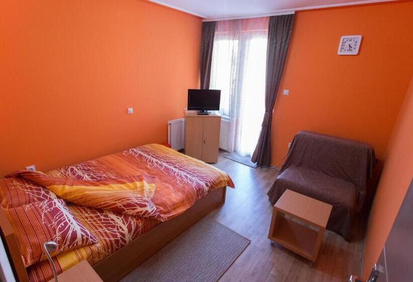 اتاق استاندارد سه تخته با سرویس بهداشتی مشترک, Hostel Day 'n' Night