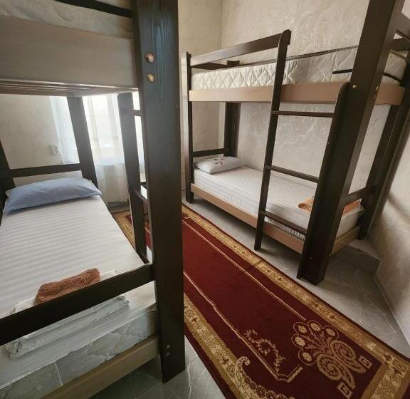 Кровать в Общей Комнате, Hostel Highway