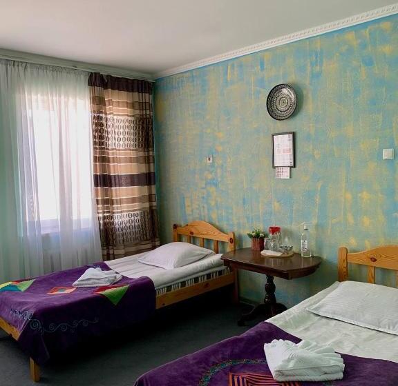 اتاق کلاسیک سه تخته, Guest House Emily
