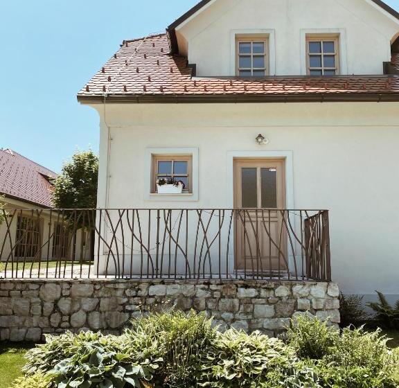 سوئیت پریمیوم, Tri Lučke Hotel & Restaurant