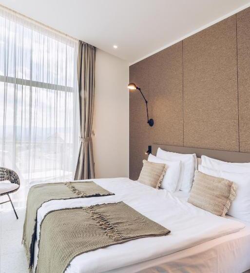 سوییت لوکس, Tri Lučke Hotel & Restaurant