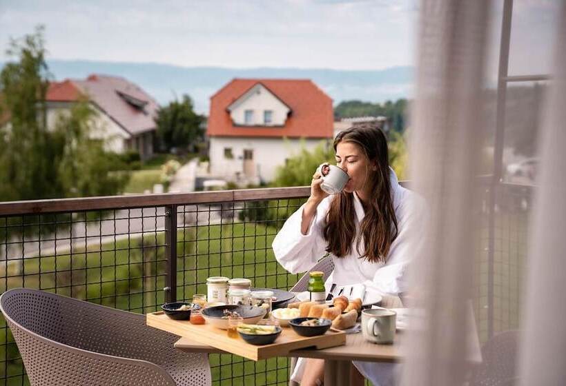 سوییت لوکس, Tri Lučke Hotel & Restaurant