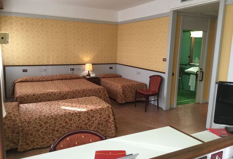 Classic Quadruple Occupancy Room, Maxim