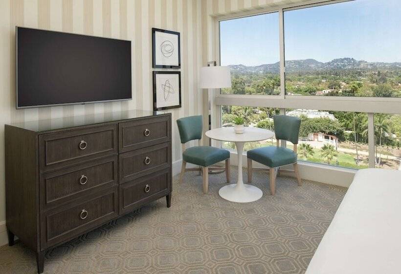 Номер Deluxe, The Beverly Hilton