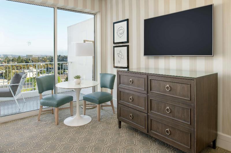 Номер Deluxe, The Beverly Hilton