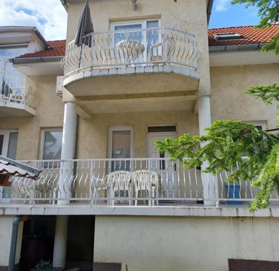 Студио Стандарт с Балконом, Jankó Apartman