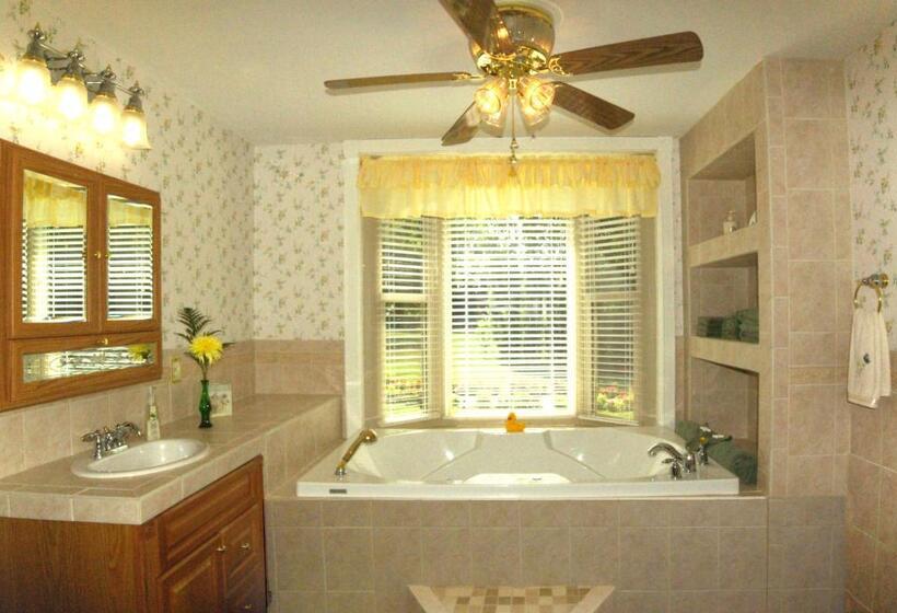 Номер Deluxe, Plain & Fancy Bed & Breakfast