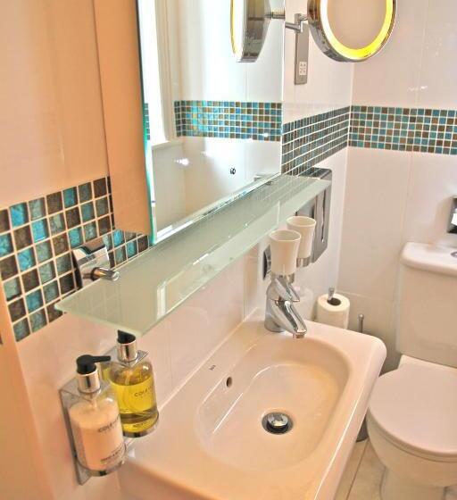 חדר משפחתי, Crompton Guest House