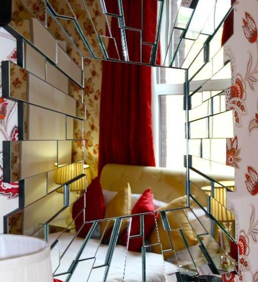חדר משפחתי, Crompton Guest House