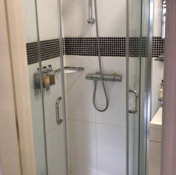 Семейный Номер, Crompton Guest House