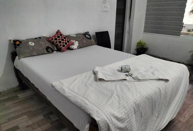اتاق لوکس, Funky Art Beach House
