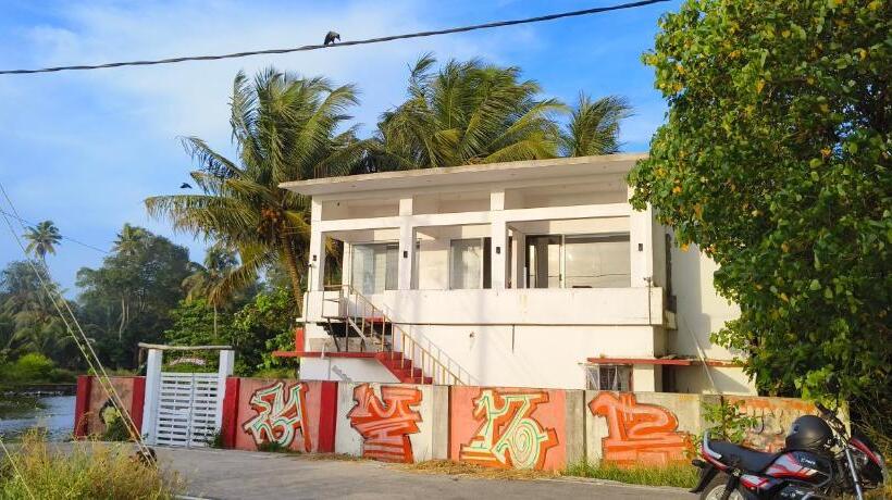 اتاق سه نفره دلوکس با چشم‌انداز دریا, Funky Art Beach House