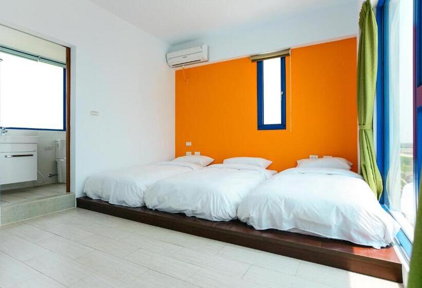 اتاق خانوادگی با چشمانداز دریا, Travel Light House