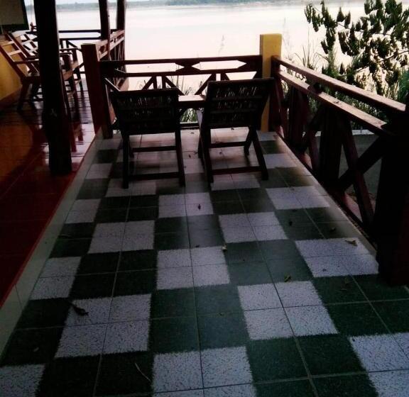 اتاق استاندارد سه نفره, Anouxa Riverview Guesthouse