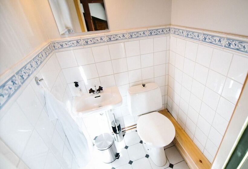 اتاق استاندارد سه تخته با سرویس بهداشتی مشترک, Urshult Hotell