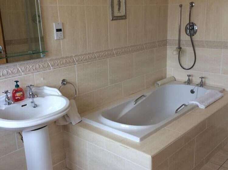 Cameră Familiară, Cashen Course House