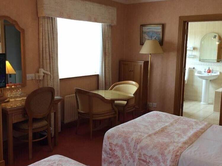 Cameră Familiară, Cashen Course House