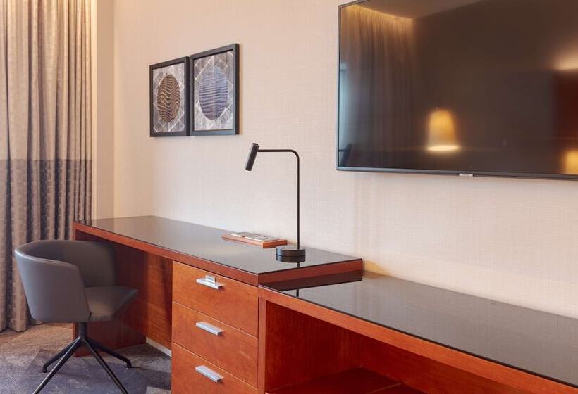 Семейный Номер, Hilton Belfast