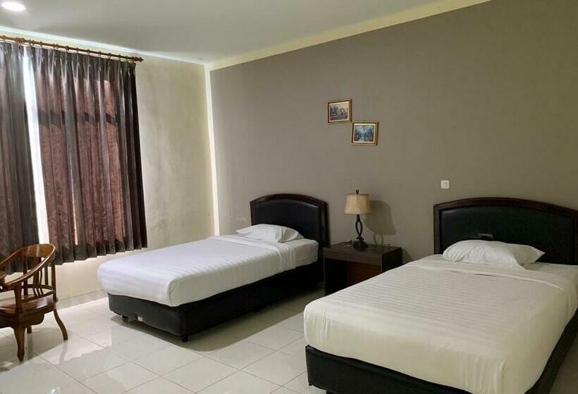 Номер Deluxe, Central City