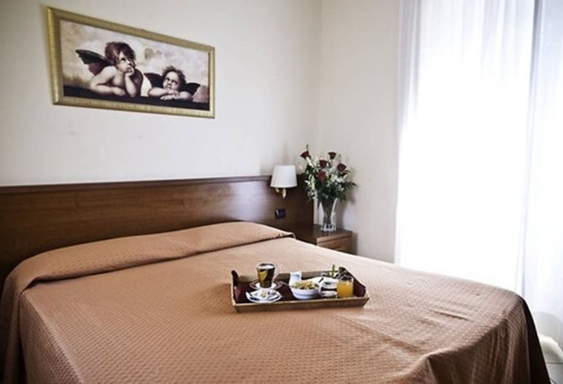 Habitación Triple Estándar, Priscilla