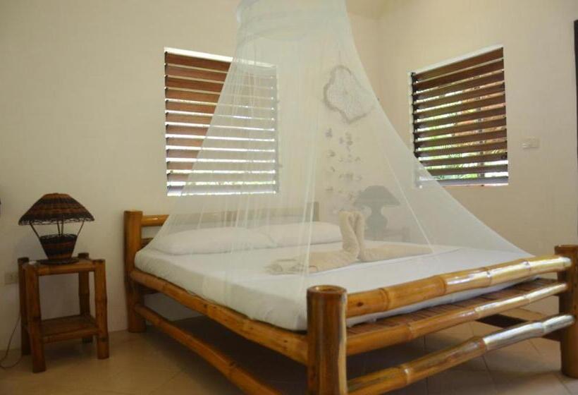 Номер Deluxe, Big Bamboo Beach Resort Sipalay
