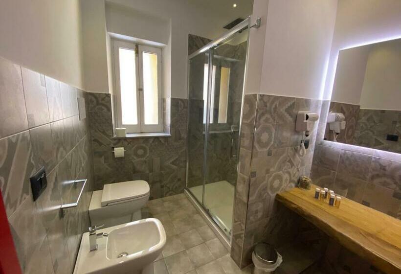 اتاق لوکس سه تخته, Holiday Guesthouse