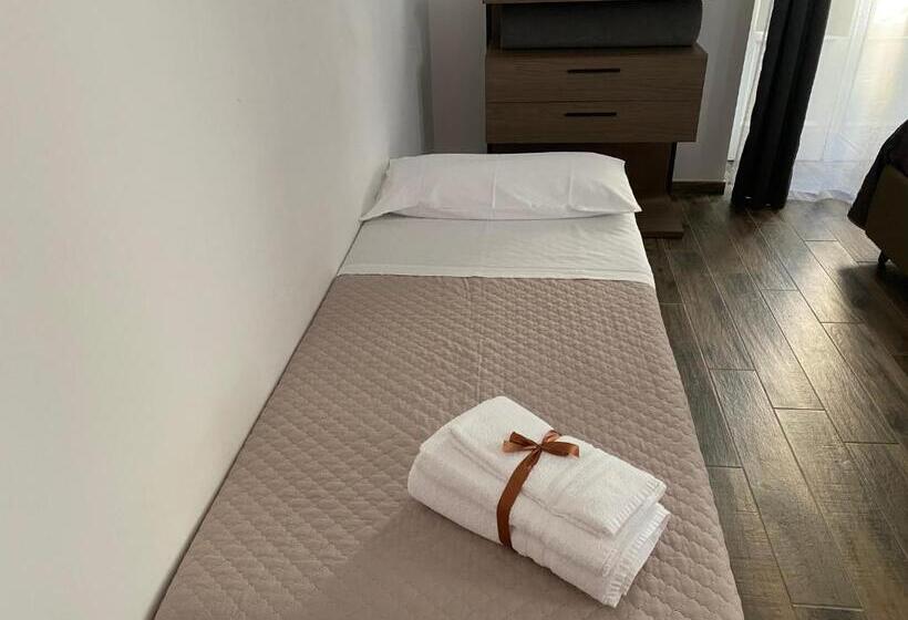 اتاق لوکس سه تخته, Holiday Guesthouse