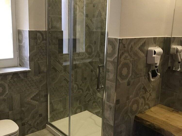 اتاق لوکس سه تخته, Holiday Guesthouse