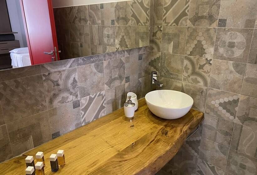 اتاق لوکس سه تخته, Holiday Guesthouse