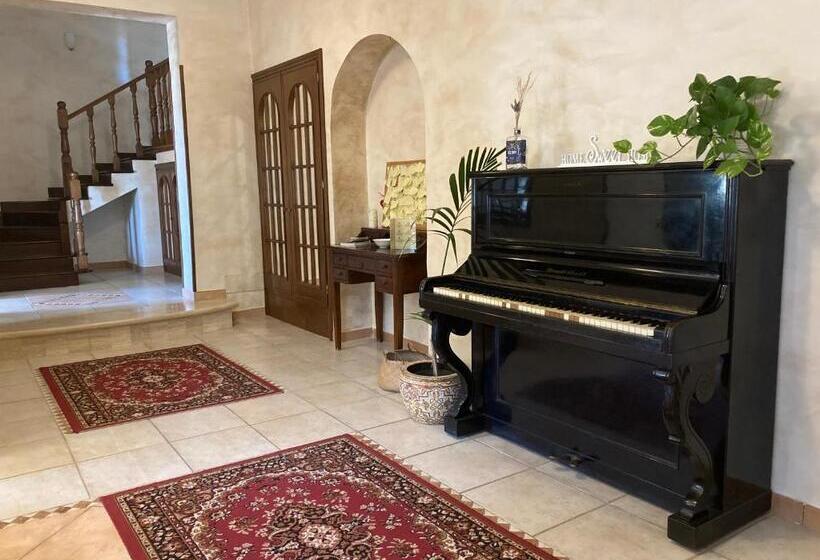 דירת חדר דלוקס, Home Sweet Home