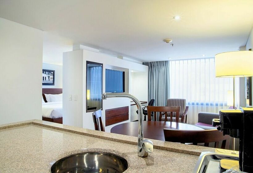 스위트, Radisson Bogota Metrotel