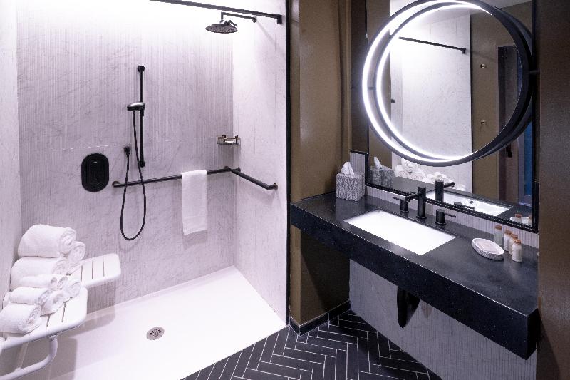 Quarto Estandar Cama King para Deficientes Físicos, Indigo   Columbus At Riverfront Place, An Ihg