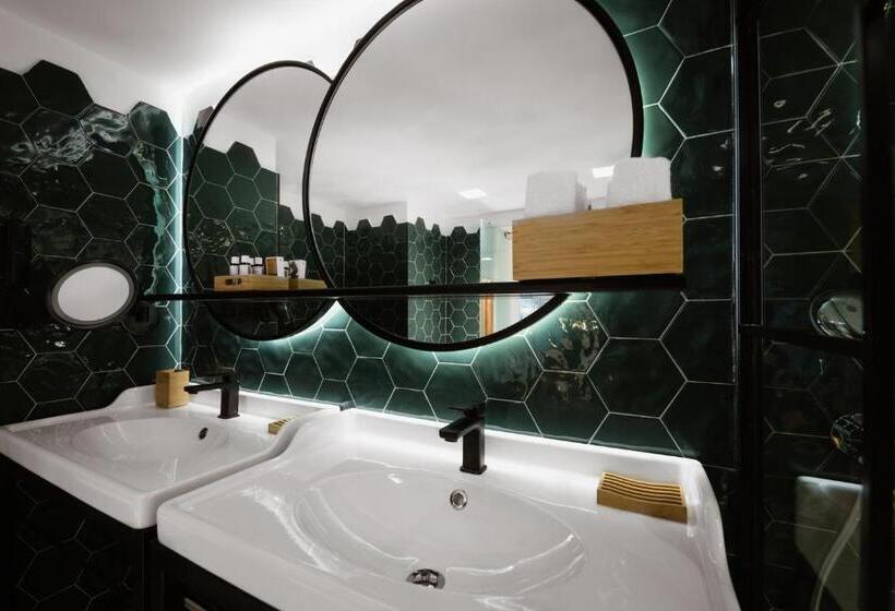 Люкс Вид на Сад, The Bold Type Hotel, A Member Of Design Hotels