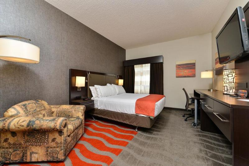 Номер Executive Кровать Кинг, Holiday Inn Express Hotel & Suites   Edmonton International Airport, An Ihg