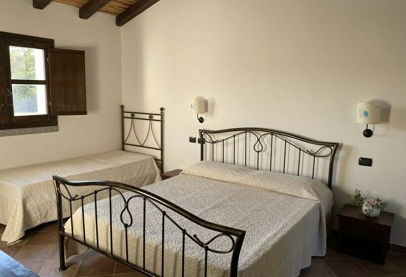 اتاق استاندارد سه نفره, Li Paduleddi Country Guest House