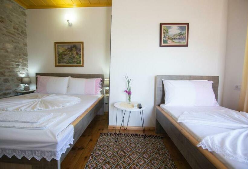 اتاق استاندارد سه تخته با چشم‌انداز باغ, The Mosaic House   Shtepia Me Mozaik