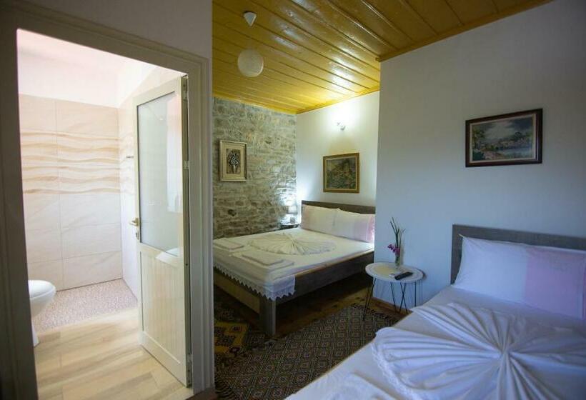 اتاق استاندارد سه تخته با چشم‌انداز باغ, The Mosaic House   Shtepia Me Mozaik