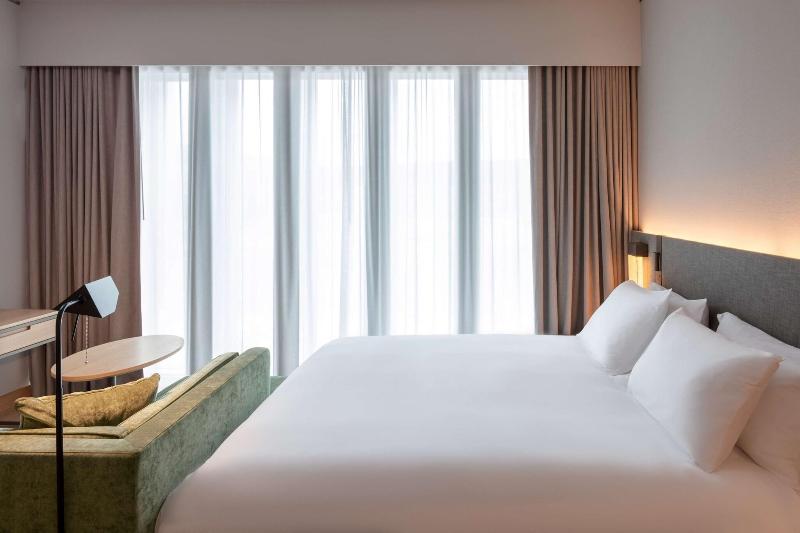اتاق لوکس با تخت بزرگ, Hyatt Regency Zurich Airport Circle