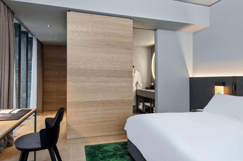 اتاق لوکس با تخت بزرگ, Hyatt Regency Zurich Airport Circle