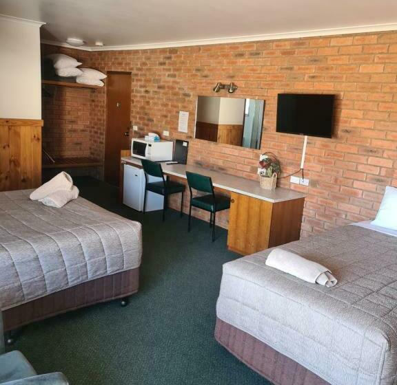 패밀리 룸, Regency Court Motel