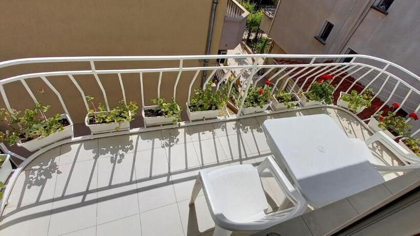 סוויטת ג'וניור, Guesthouse Flora