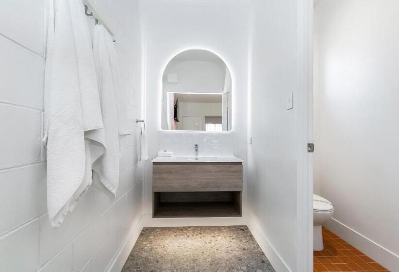 استودیوی استاندارد, Bel Air Motel