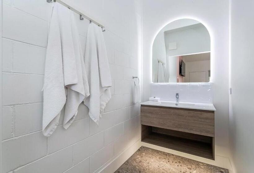 استودیوی لوکس, Bel Air Motel