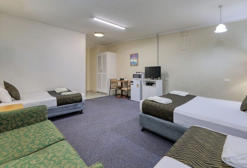 패밀리 룸, Silver Oaks Motel